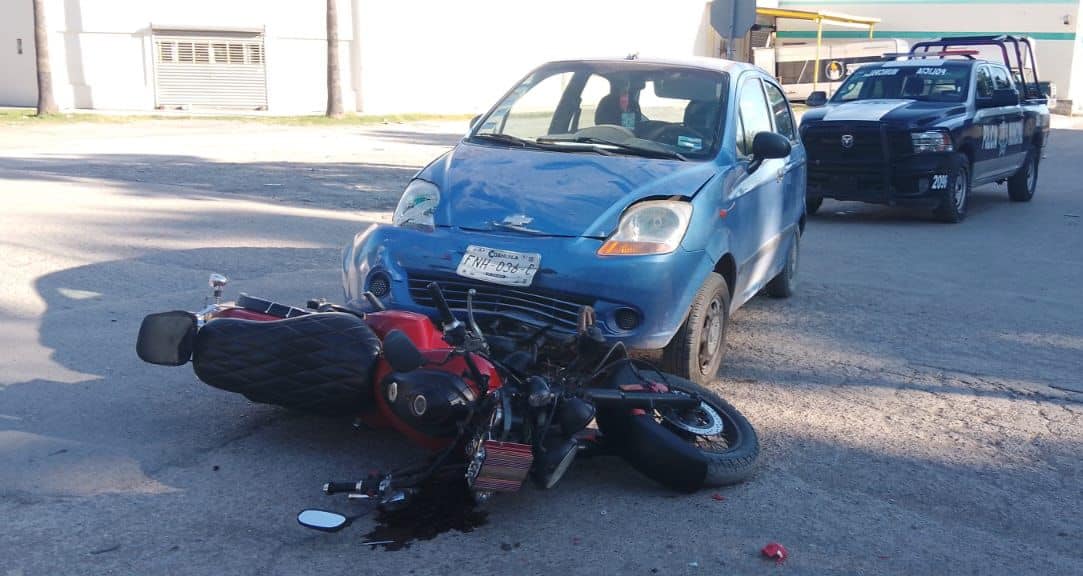 Impacta fémina a motociclista