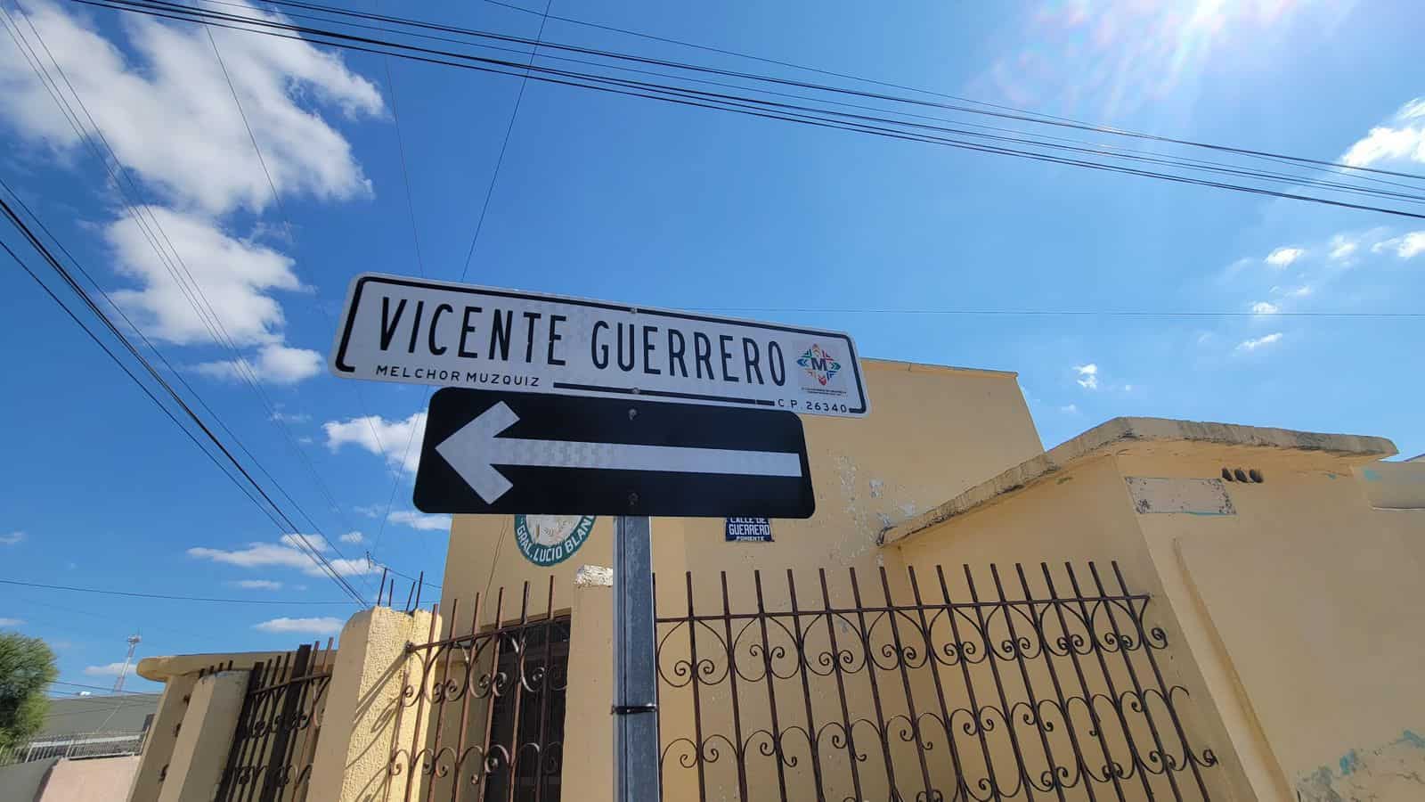 Instalación de nomenclaturas en calles por Gobierno Municipal Múzquiz