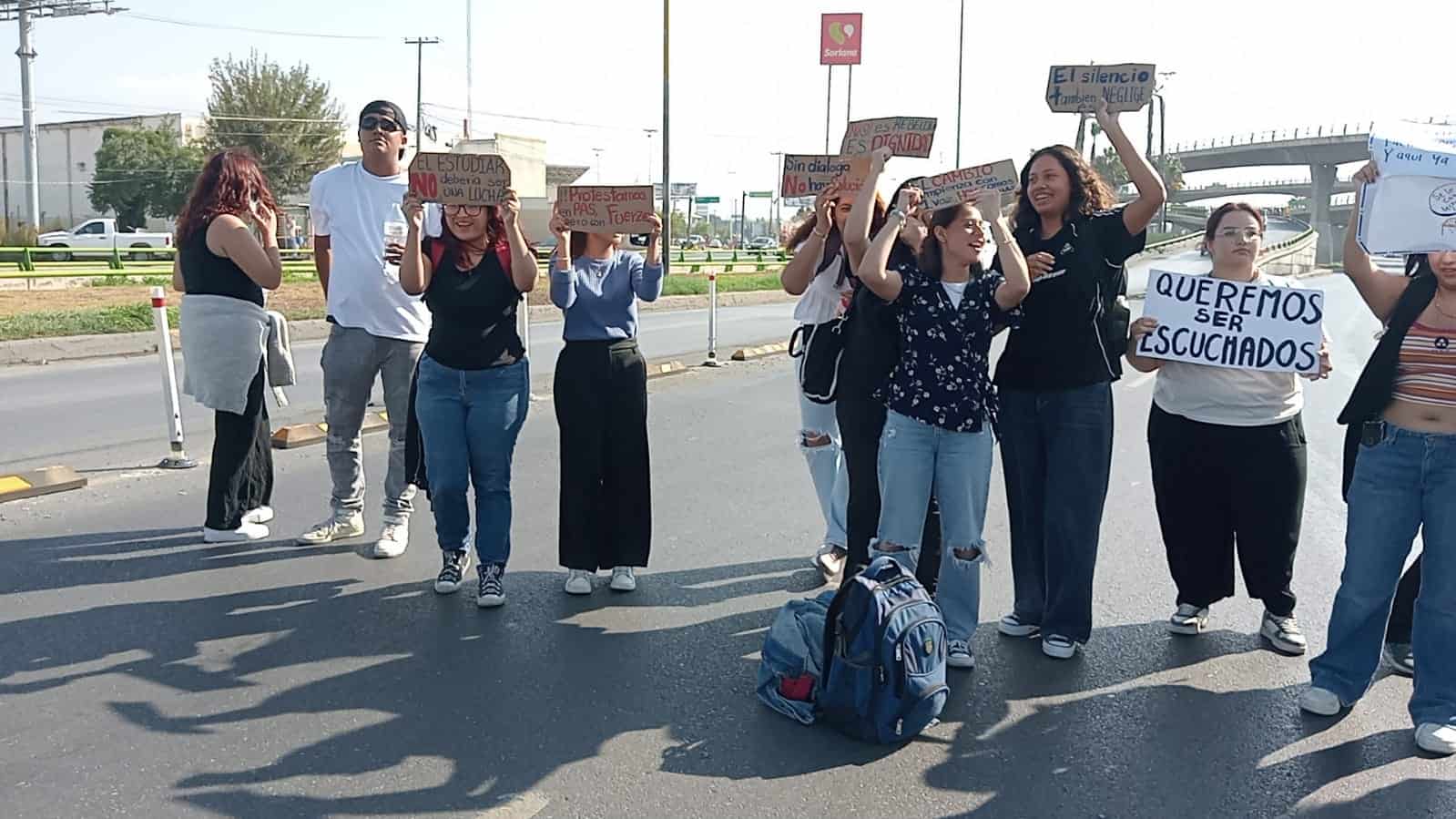Bloqueo en Bulevar Venustiano Carranza por Estudiantes de Vizcaya Saltillo