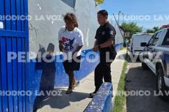 Mujer con enajenación mental destroza restaurante en Monclova