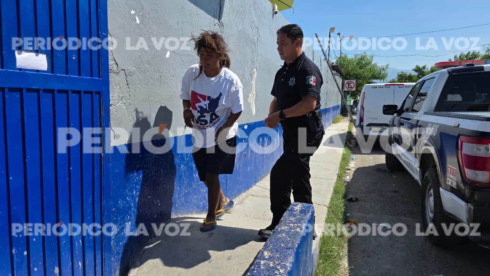 Mujer con enajenación mental destroza restaurante en Monclova
