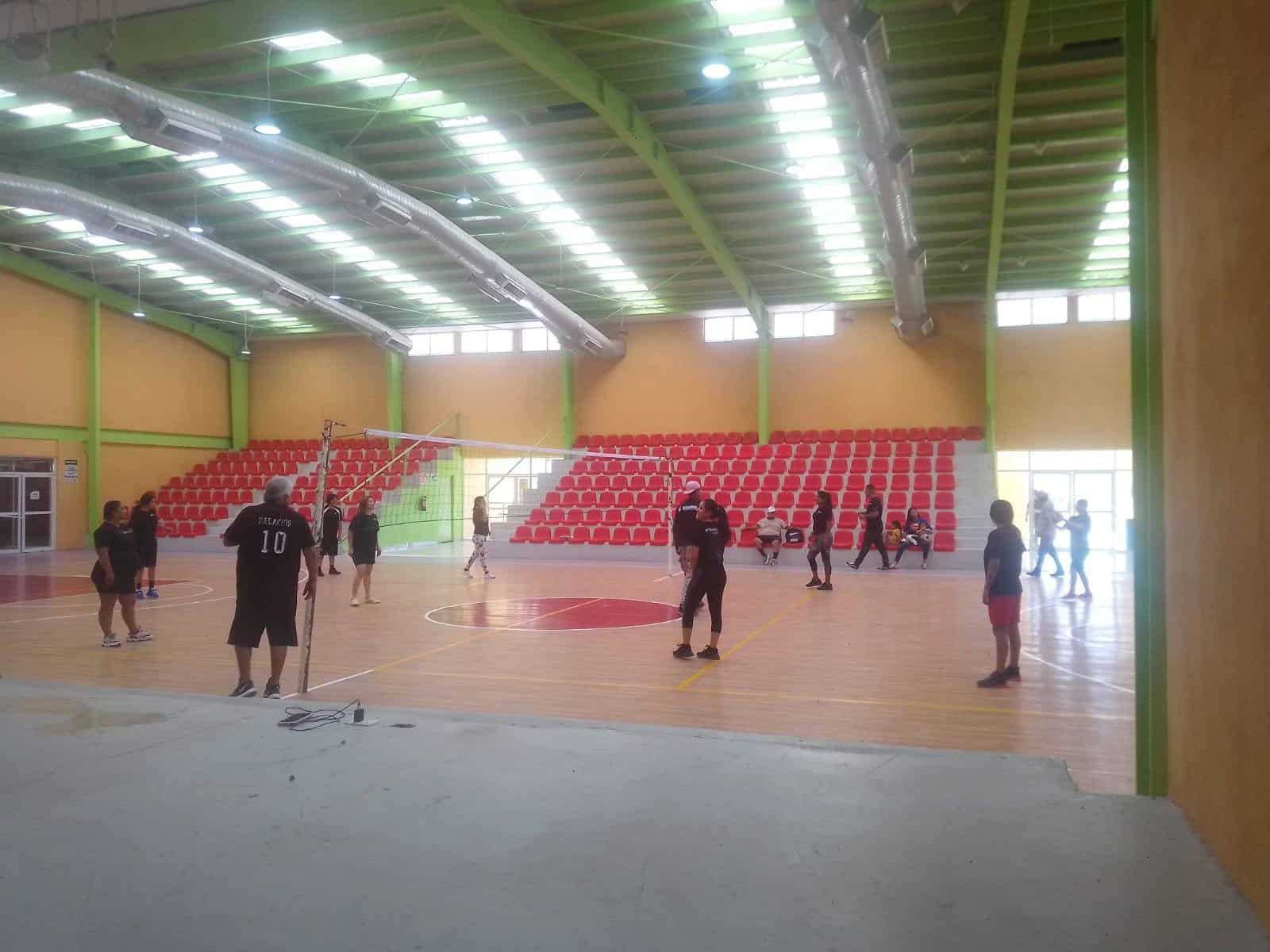 Internas de centro de rehabilitación juegan voleibol en evento de integración en Nava