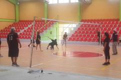 Internas de centro de rehabilitación juegan voleibol en evento de integración en Nava