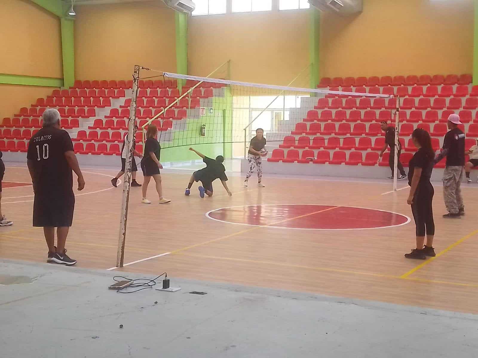 Internas de centro de rehabilitación juegan voleibol en evento de integración en Nava