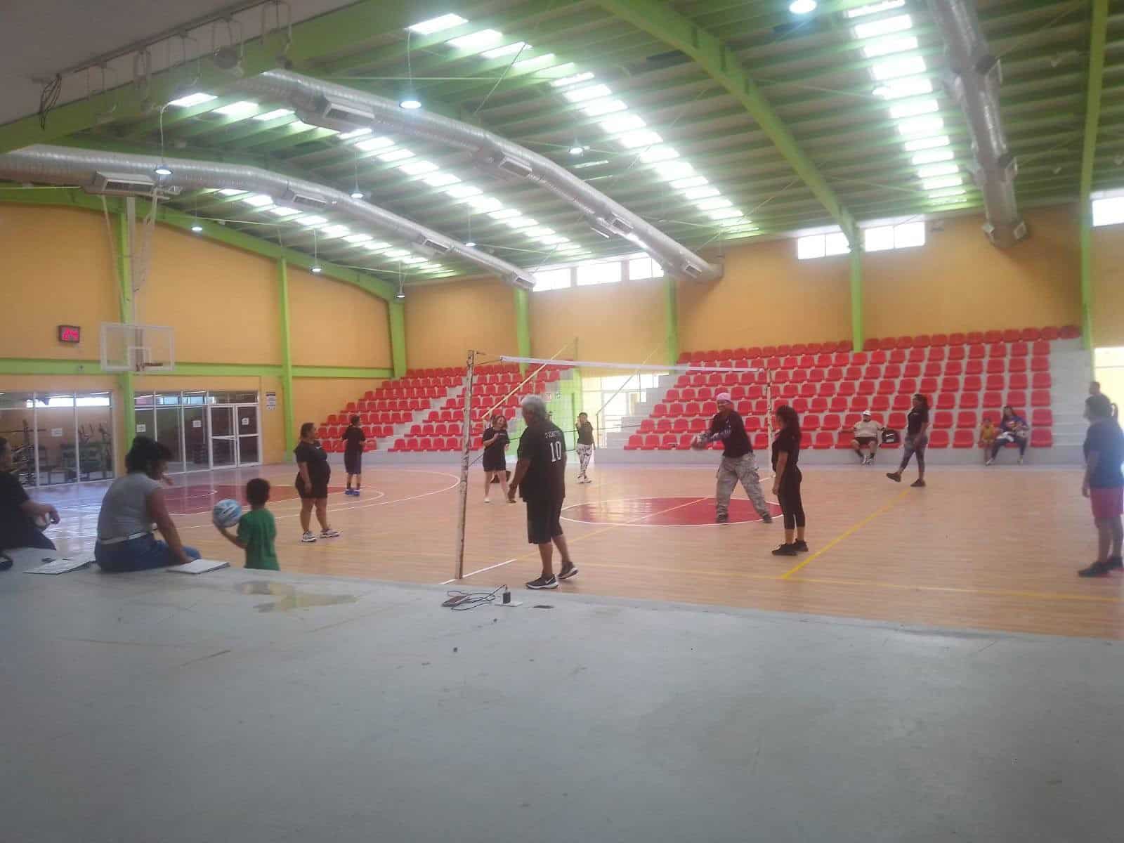 Internas de centro de rehabilitación juegan voleibol en evento de integración en Nava