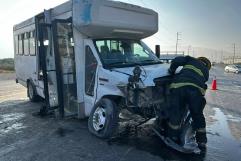 Trabajador fallece en choque entre tráiler y transporte de personal en Ramos Arizpe
