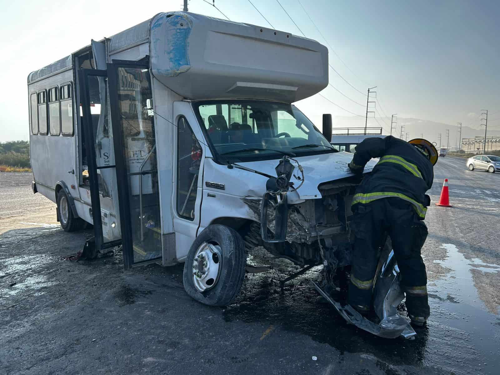 Trabajador fallece en choque entre tráiler y transporte de personal en Ramos Arizpe