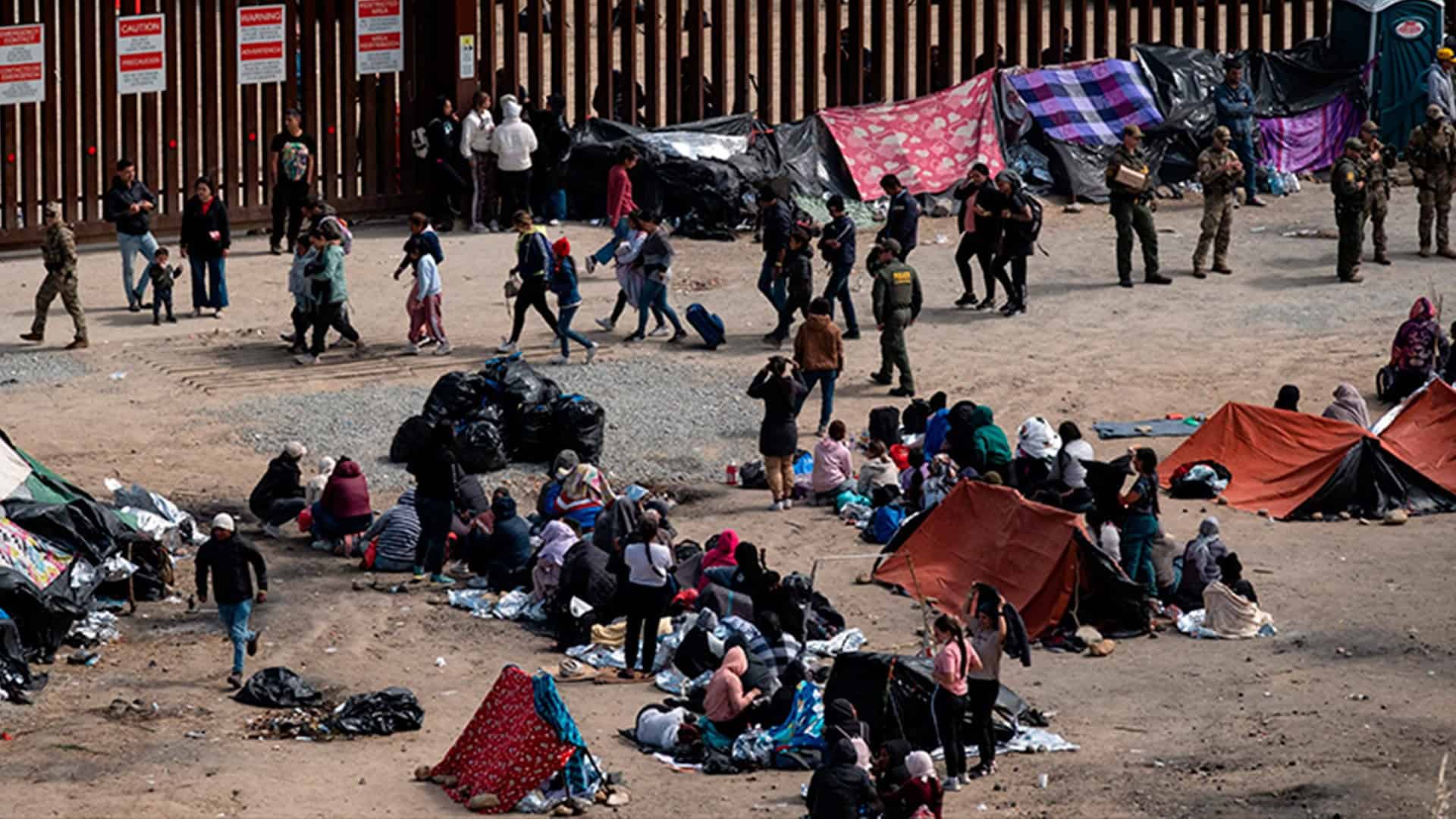 Migrantes podrían ser multados con 5000 dólares por cruzar ilegalmente, advierte Embajada de EE. UU.