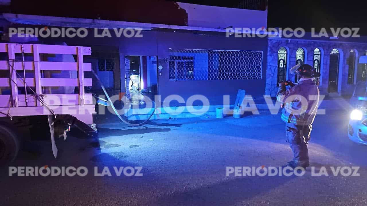 Heroico Cuerpo de Bomberos controla incendio por cortocircuito en Monclova