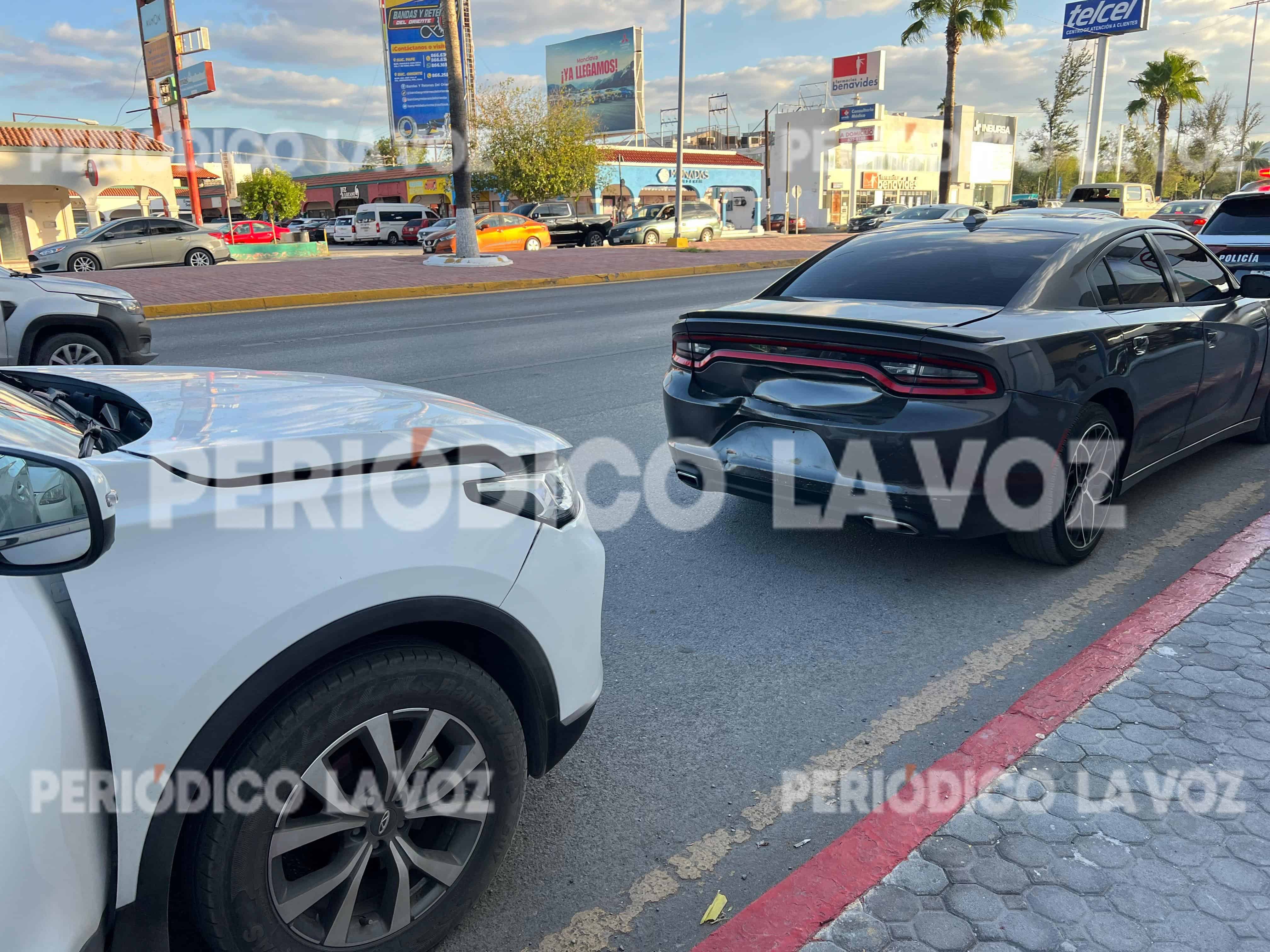 Impactante choque vehicular en Monclova deja cuantiosos daños materiales