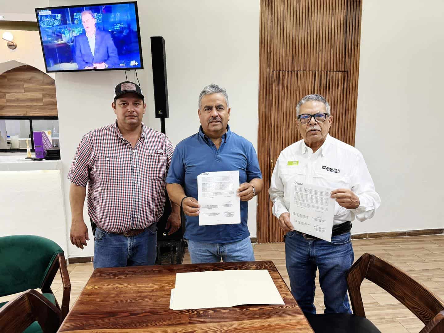 Alcalde de Cuatro Ciénegas lidera entrega de semilla de avena a agricultores