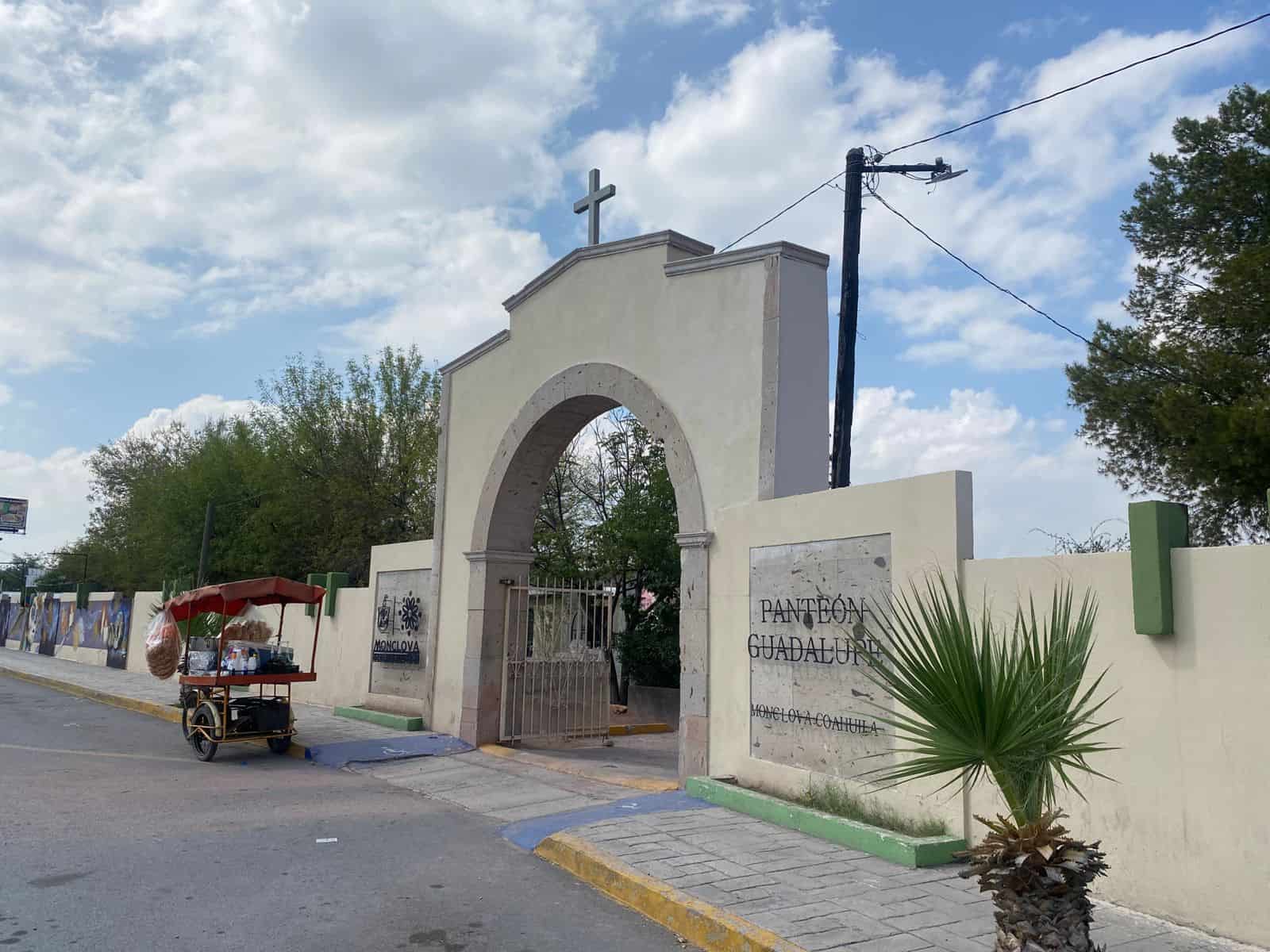 Panteones de Monclova listos para Día de Muertos