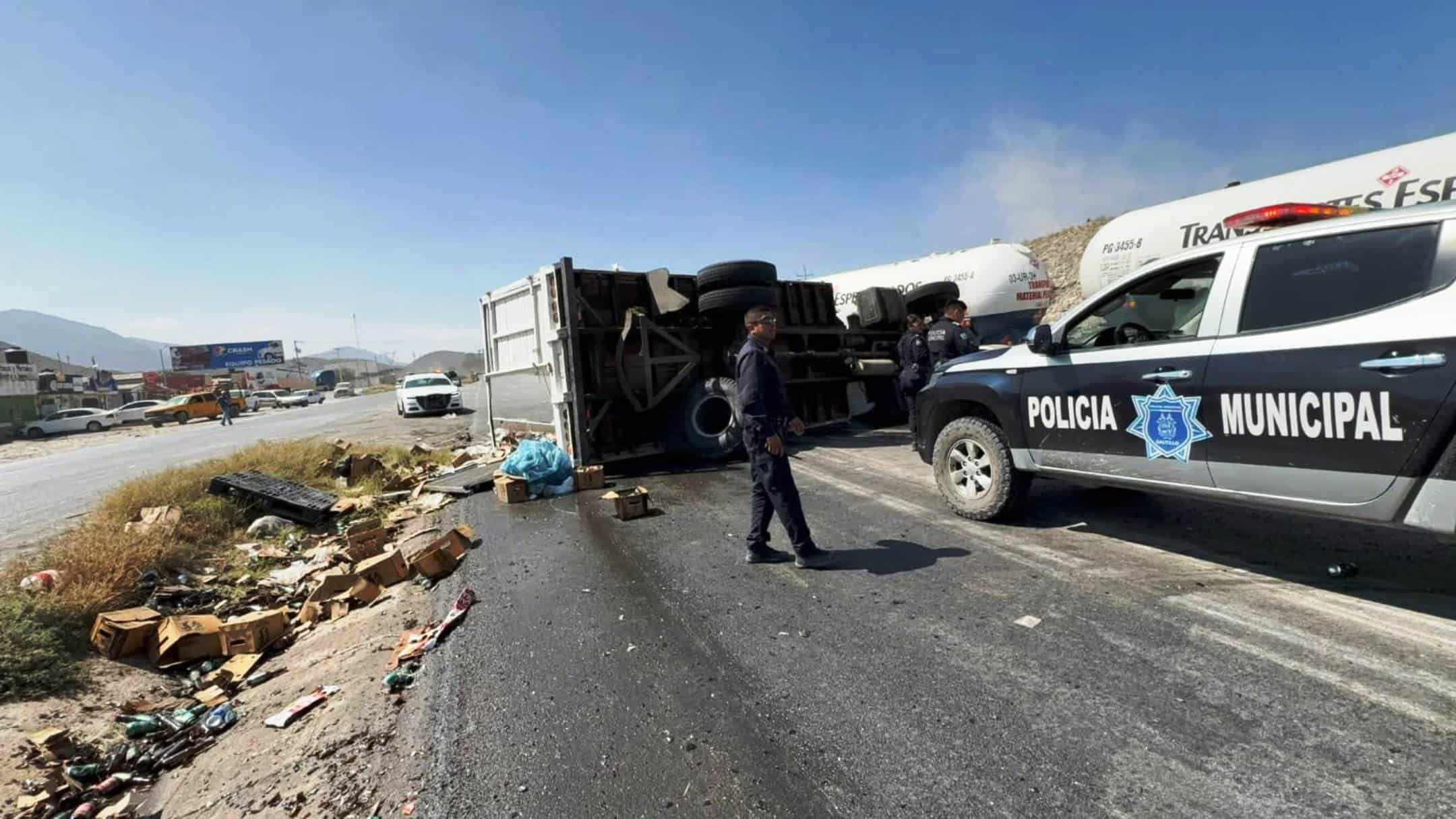 Accidente con camión de cerveza provoca caos en Saltillo