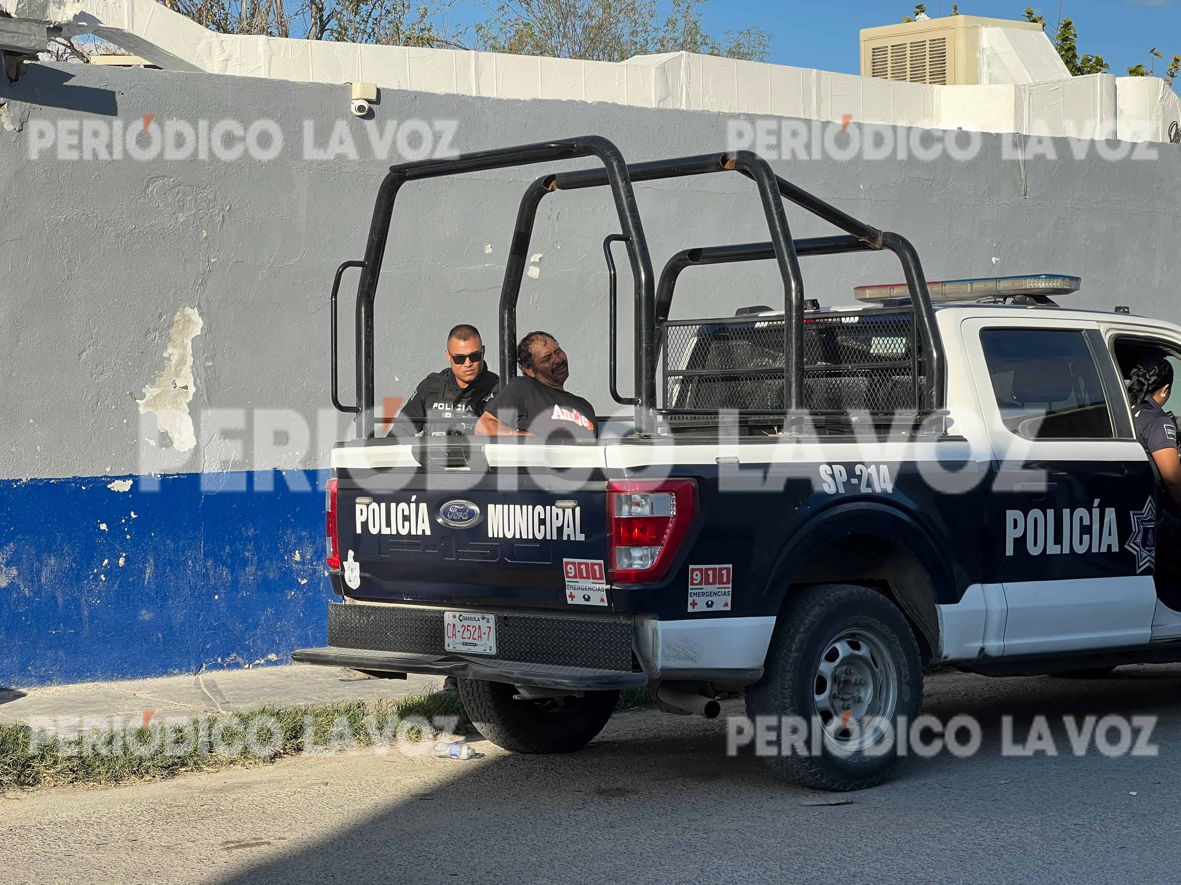 Vecinos de Braulio Fernández alertan a autoridades sobre hombre ebrio