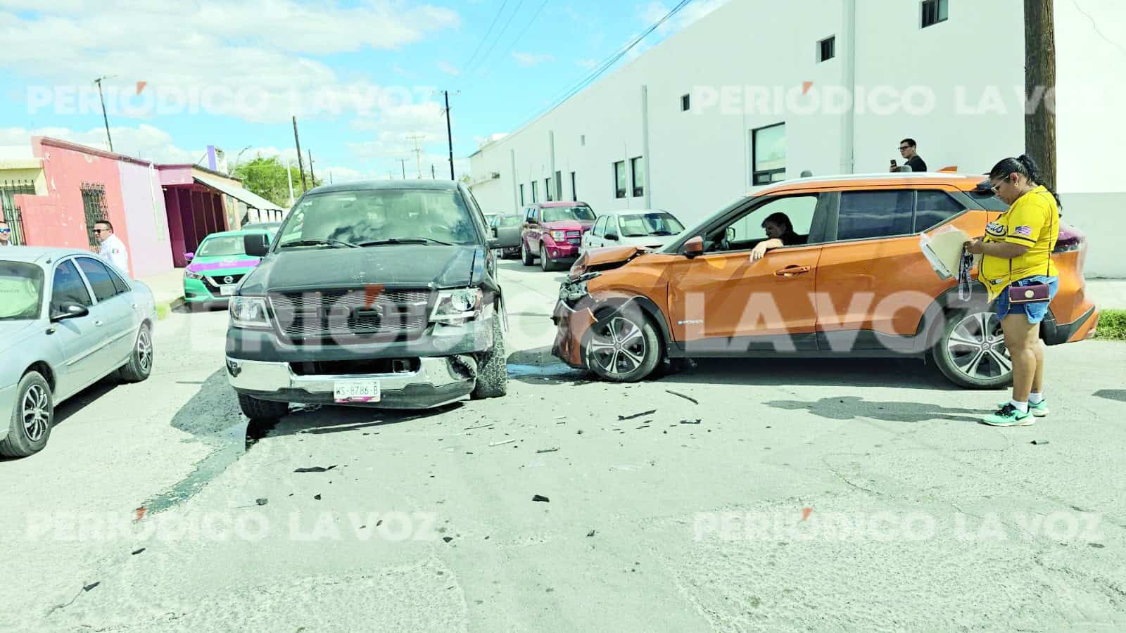 Camionetas chocan de frente en Monclova