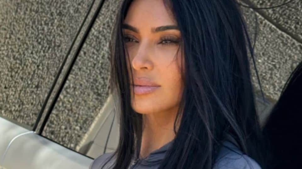 Kim Kardashian revoluciona la moda con su tanga de vello falso