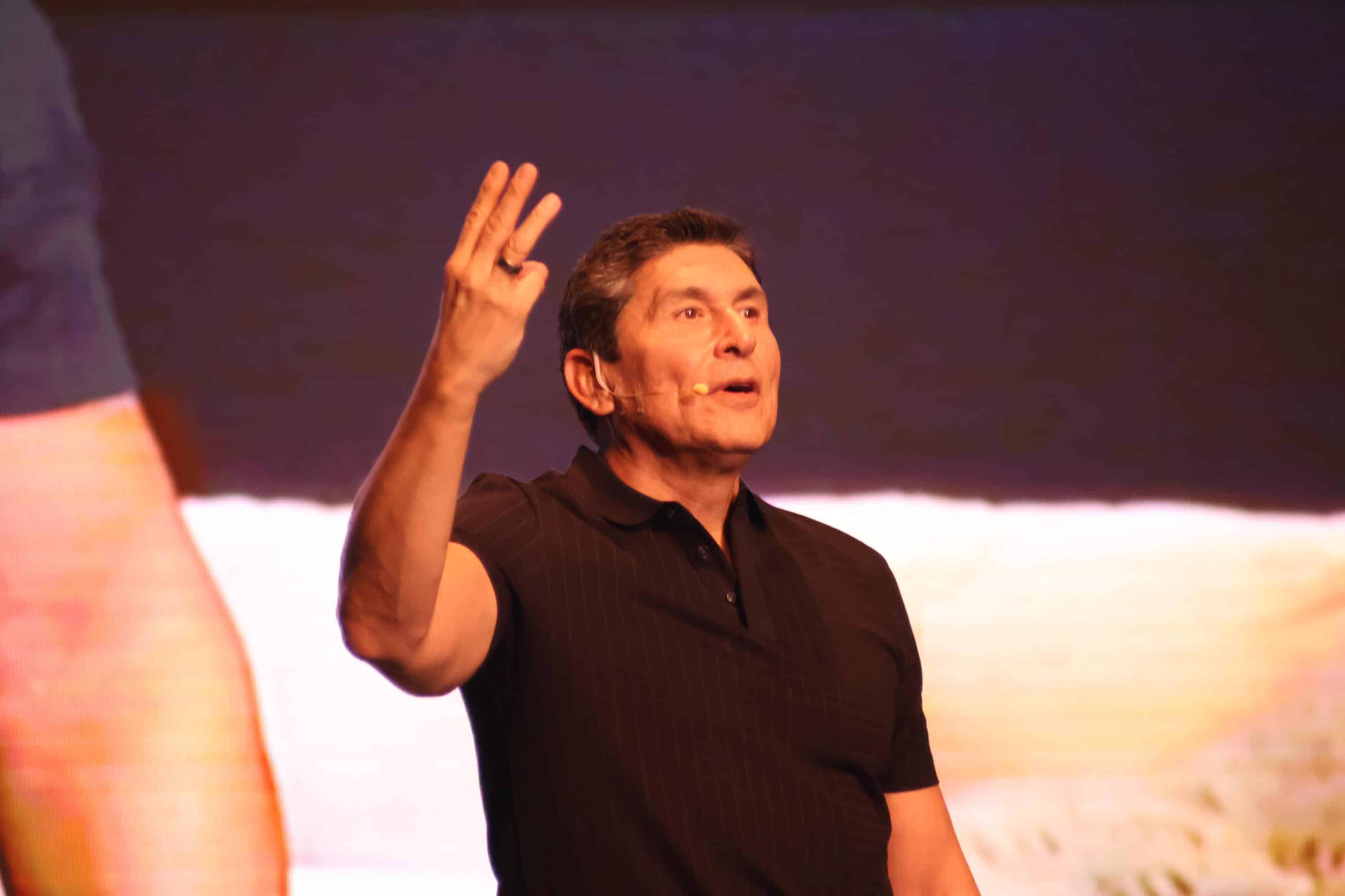 César Lozano conquista a Monclova con su conferencia Felizmente imperfectos