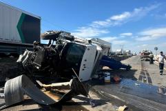 Emergencia vial: grúa termina volcada en Saltillo