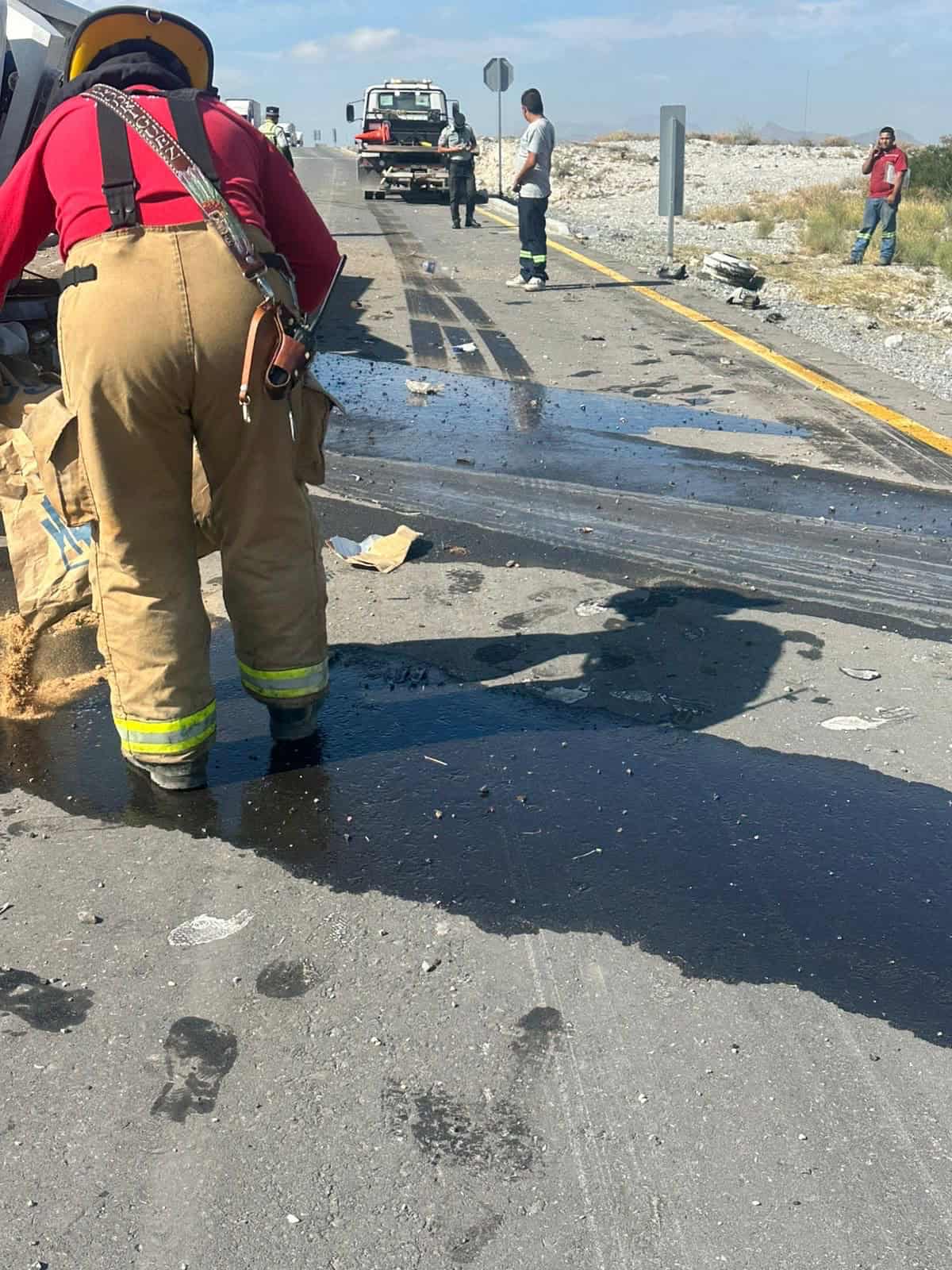 Emergencia vial: grúa termina volcada en Saltillo
