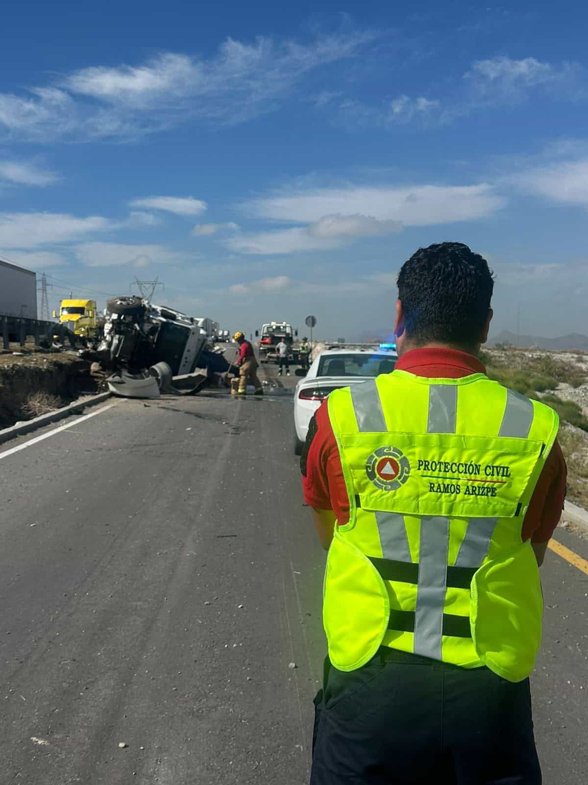Emergencia vial: grúa termina volcada en Saltillo
