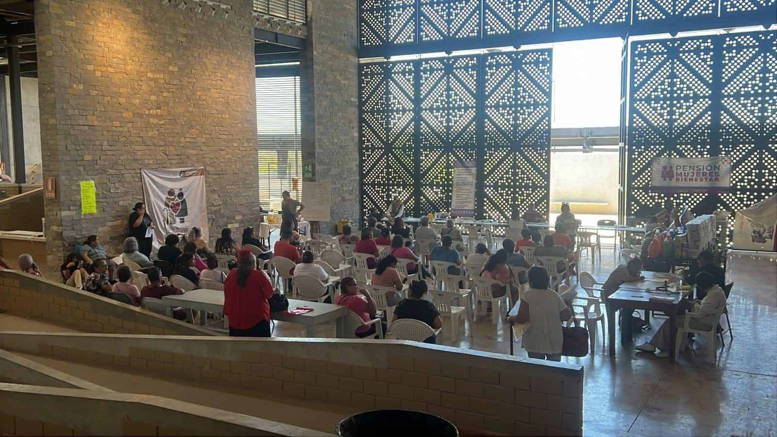 Abandonan trámite del Bienestar en Acuña; cientos de mujeres no recogen su tarjeta