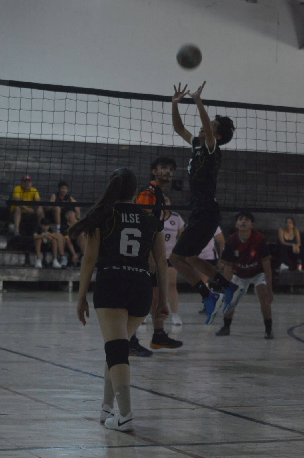 Olimpo arrasa con Power Rangers en voleibol mixto