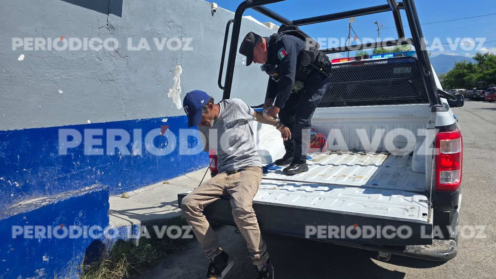 Hombre de 44 años detenido tras lanzar piedras en tienda de conveniencia