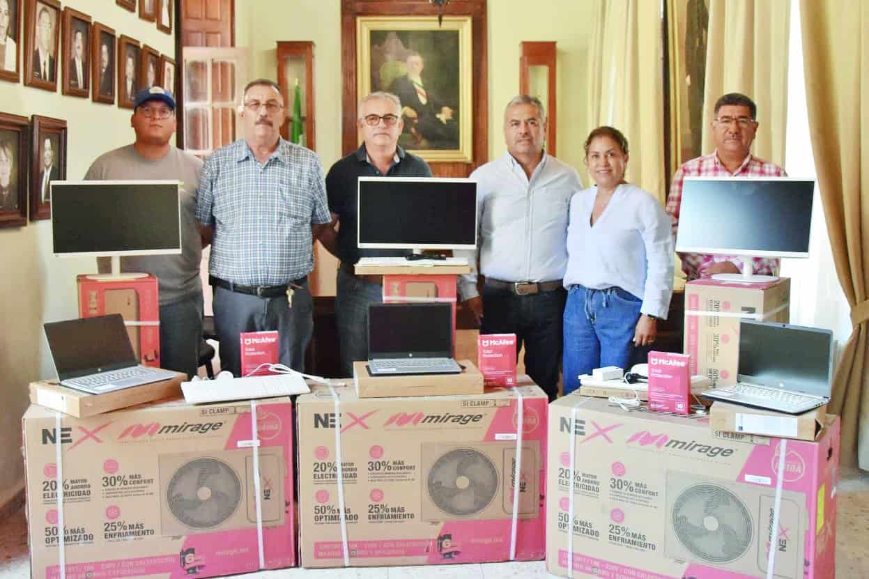 Alcalde Víctor Manuel Leija Vega entrega tecnología a Secundaria Venustiano Carranza