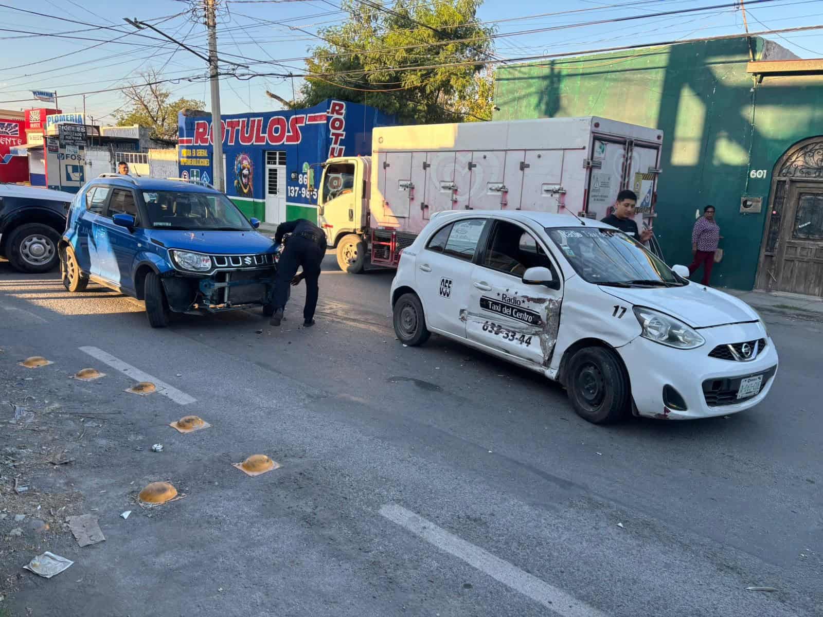 Accidente vial en Monclova deja un herido tras choque entre taxi y Suzuki Ignis