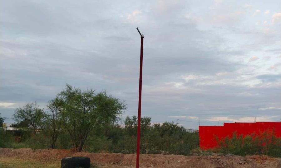 Indignación en Sabinas por robo de luminarias solares en campo de entrenamiento infantil