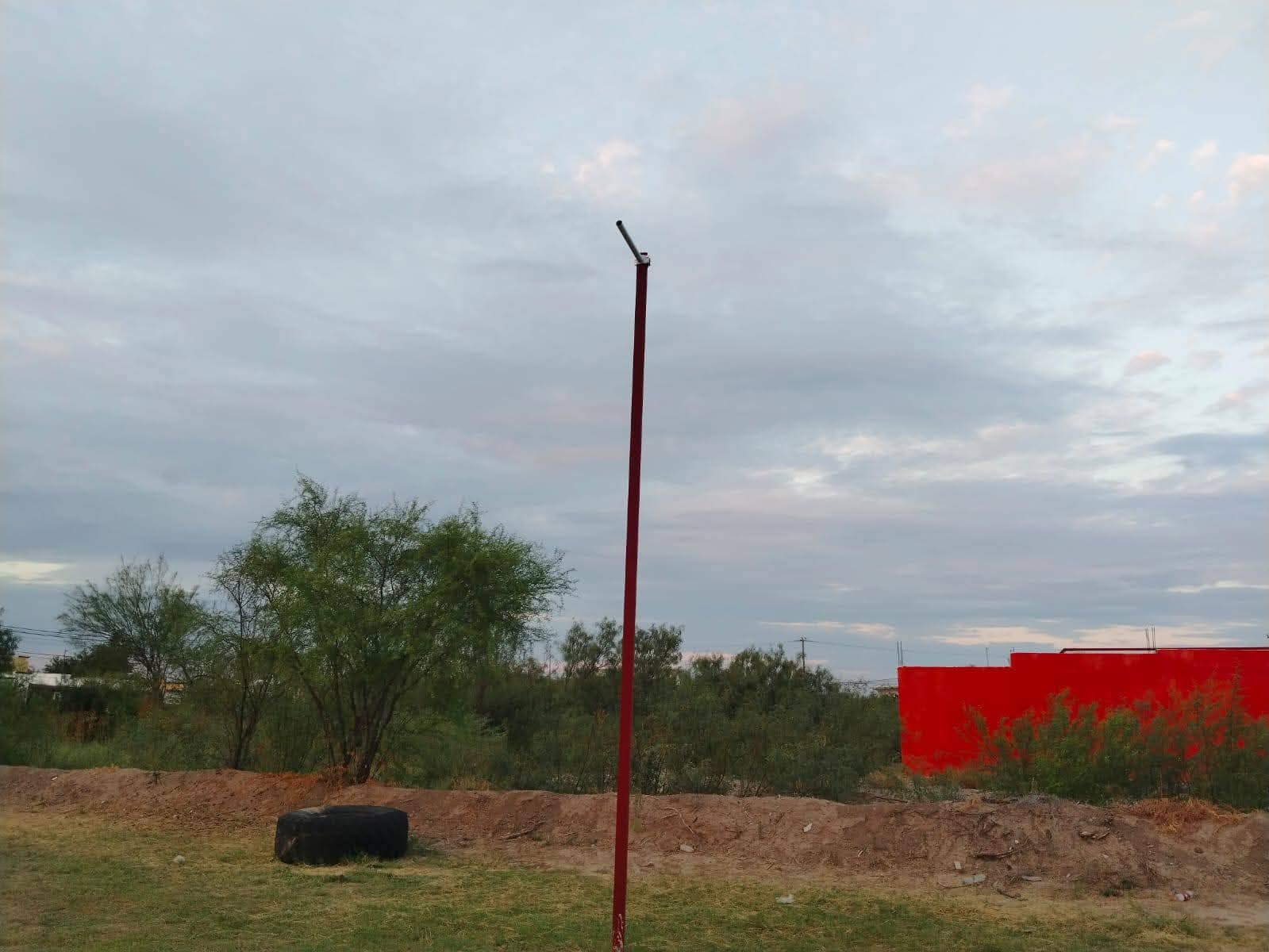 Indignación en Sabinas por robo de luminarias solares en campo de entrenamiento infantil