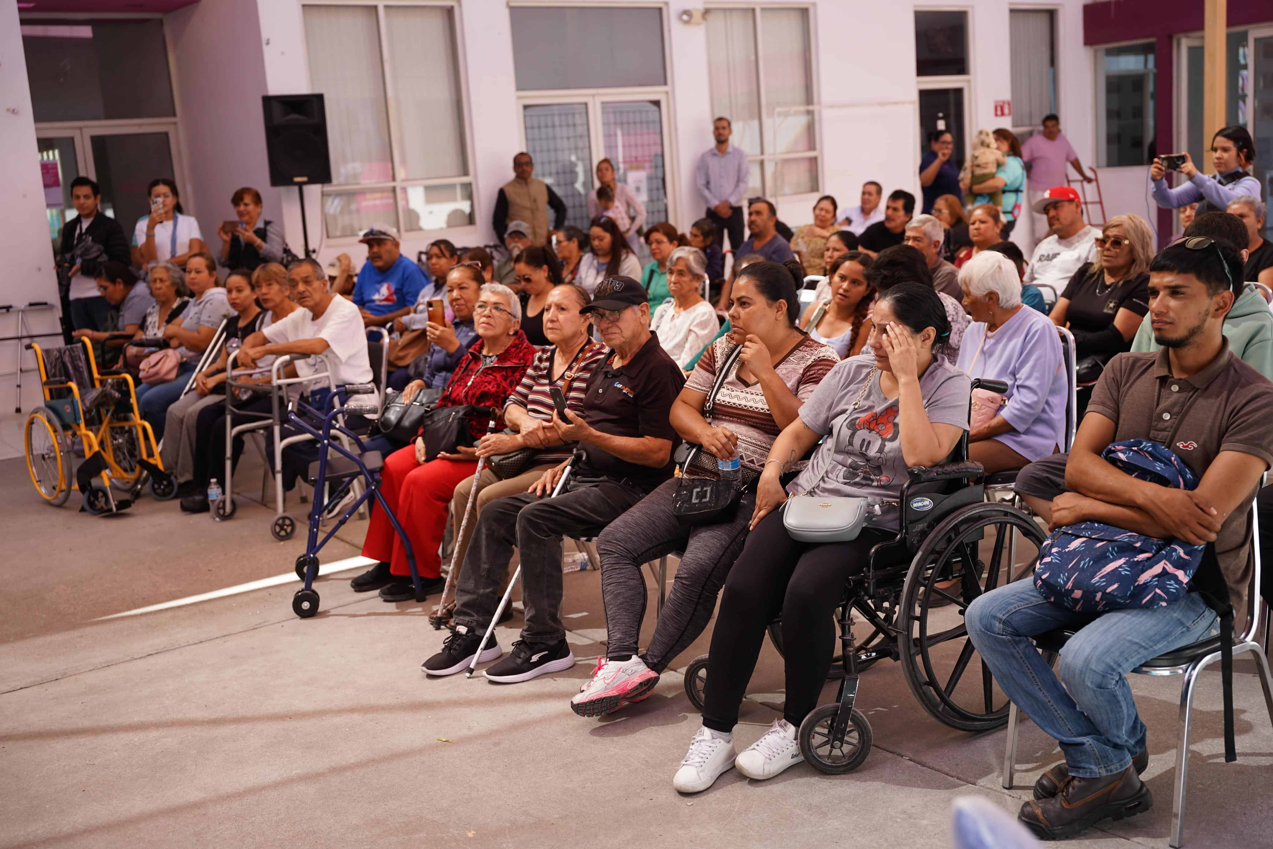 Luly López Naranjo lidera entrega de aparatos ortopédicos en Saltillo