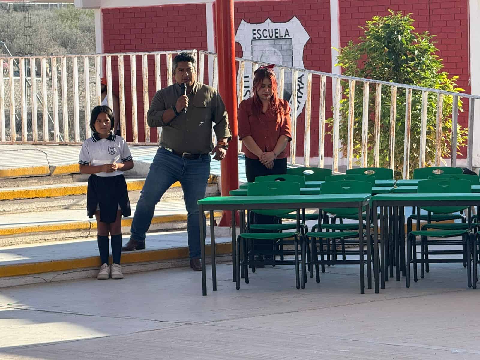 Responden al aumento escolar: envían mobiliario a escuelas de Ciudad Acuña