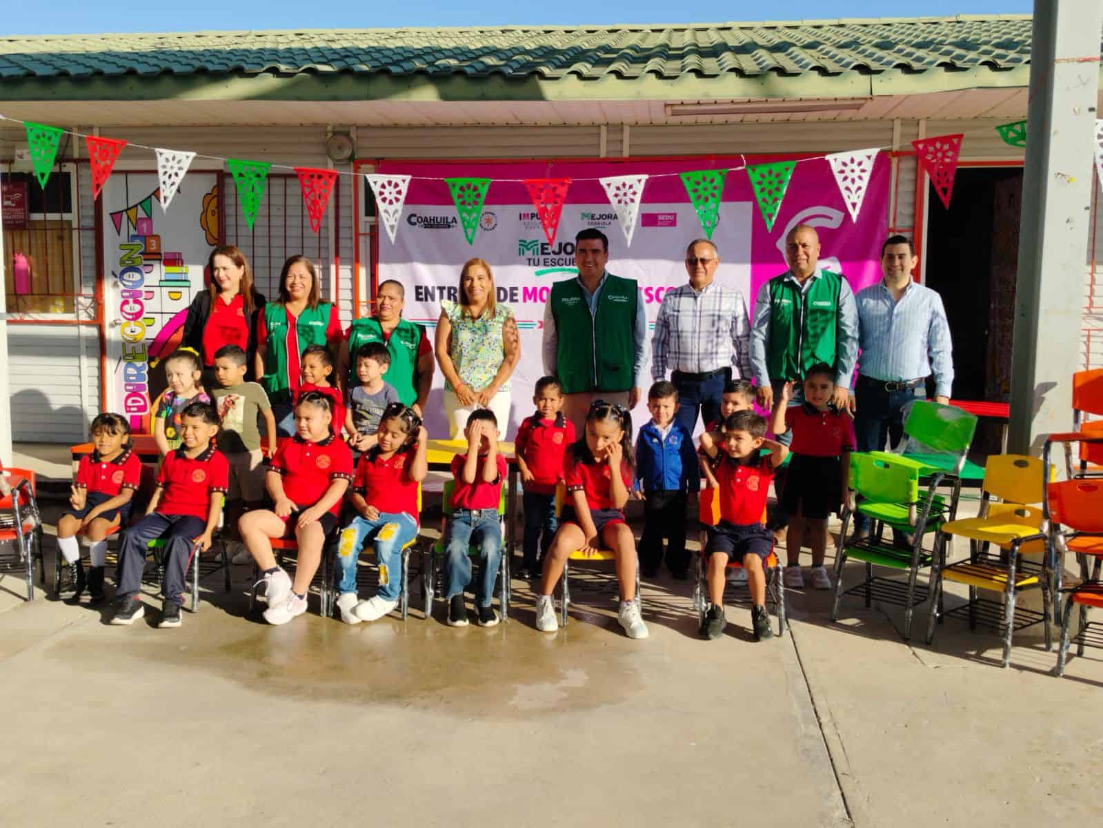 Responden al aumento escolar: envían mobiliario a escuelas de Ciudad Acuña