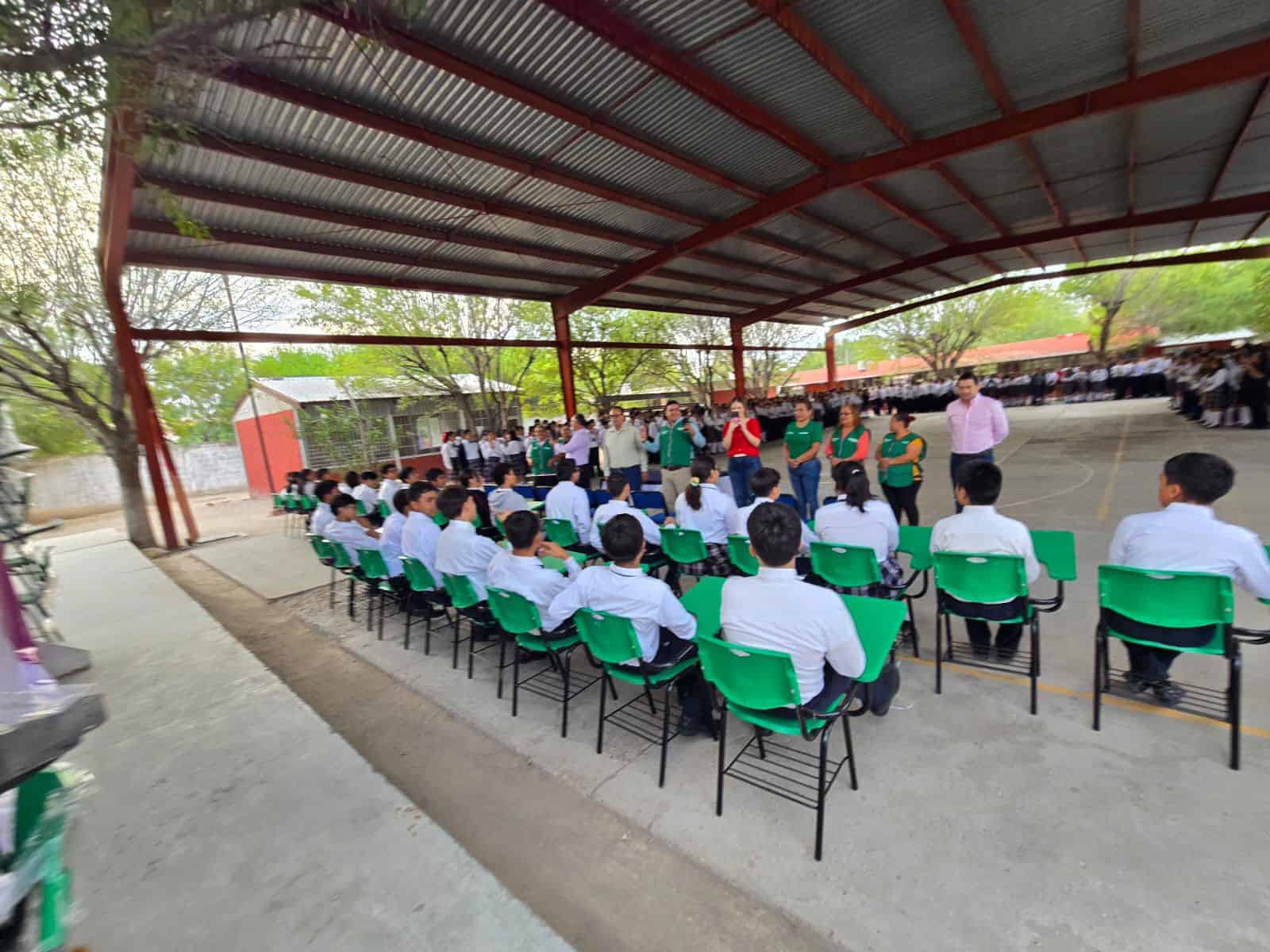 Responden al aumento escolar: envían mobiliario a escuelas de Ciudad Acuña