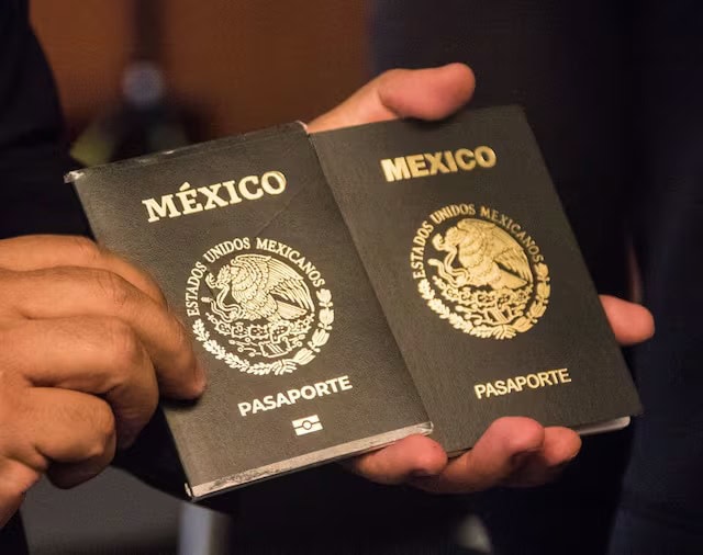 Tiktoker invalida su pasaporte mexicano por error en sellos