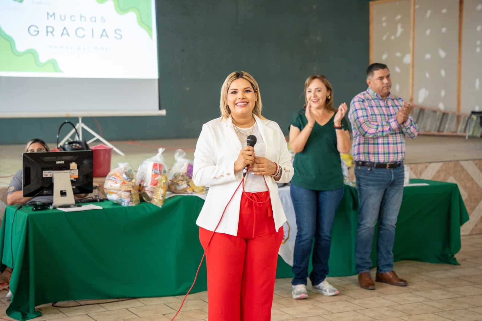Alcaldesa entrega recursos educativos a Cecytec Castaños