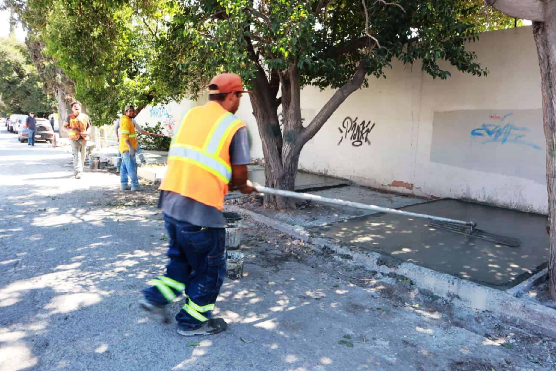 Delimitación de carriles con pintura blanca en vialidades de Saltillo
