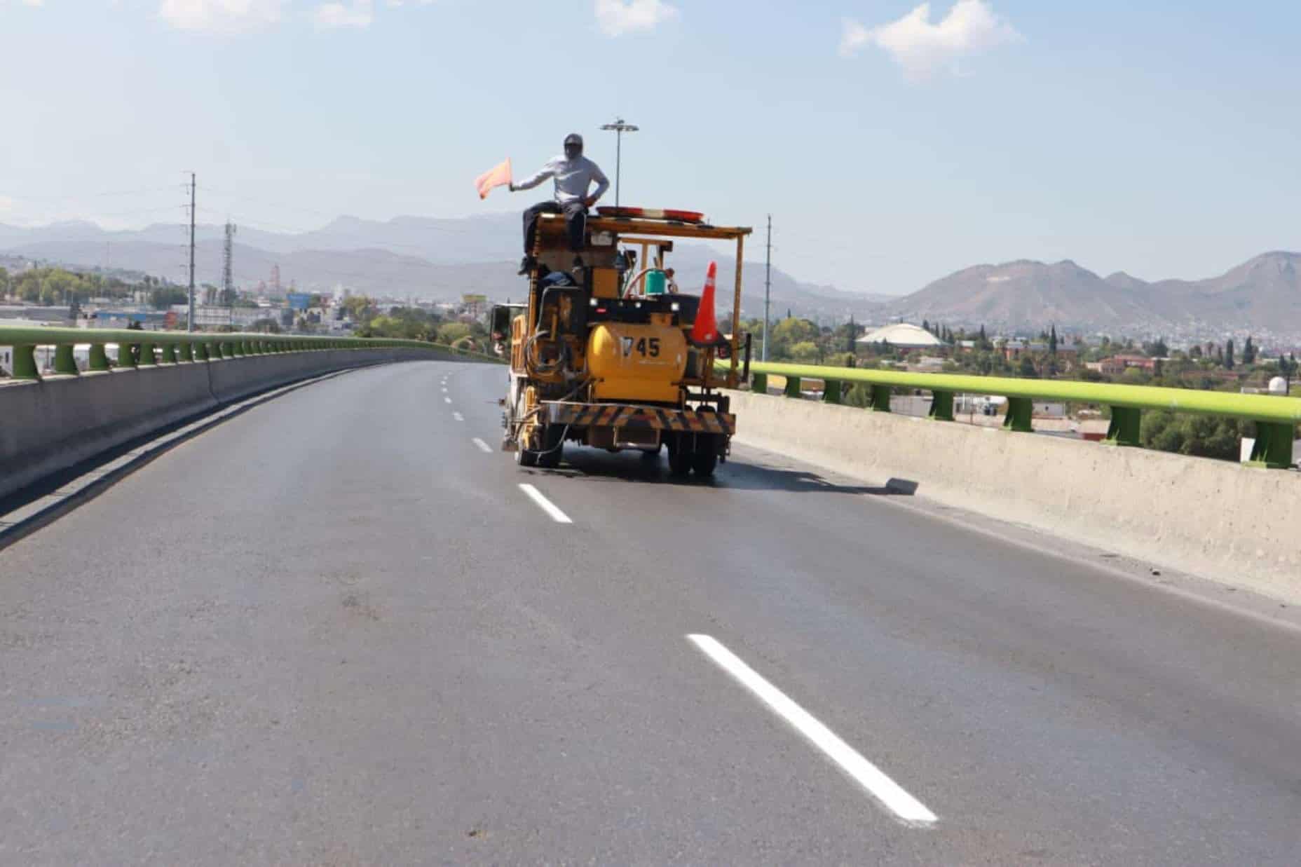 Delimitación de carriles con pintura blanca en vialidades de Saltillo