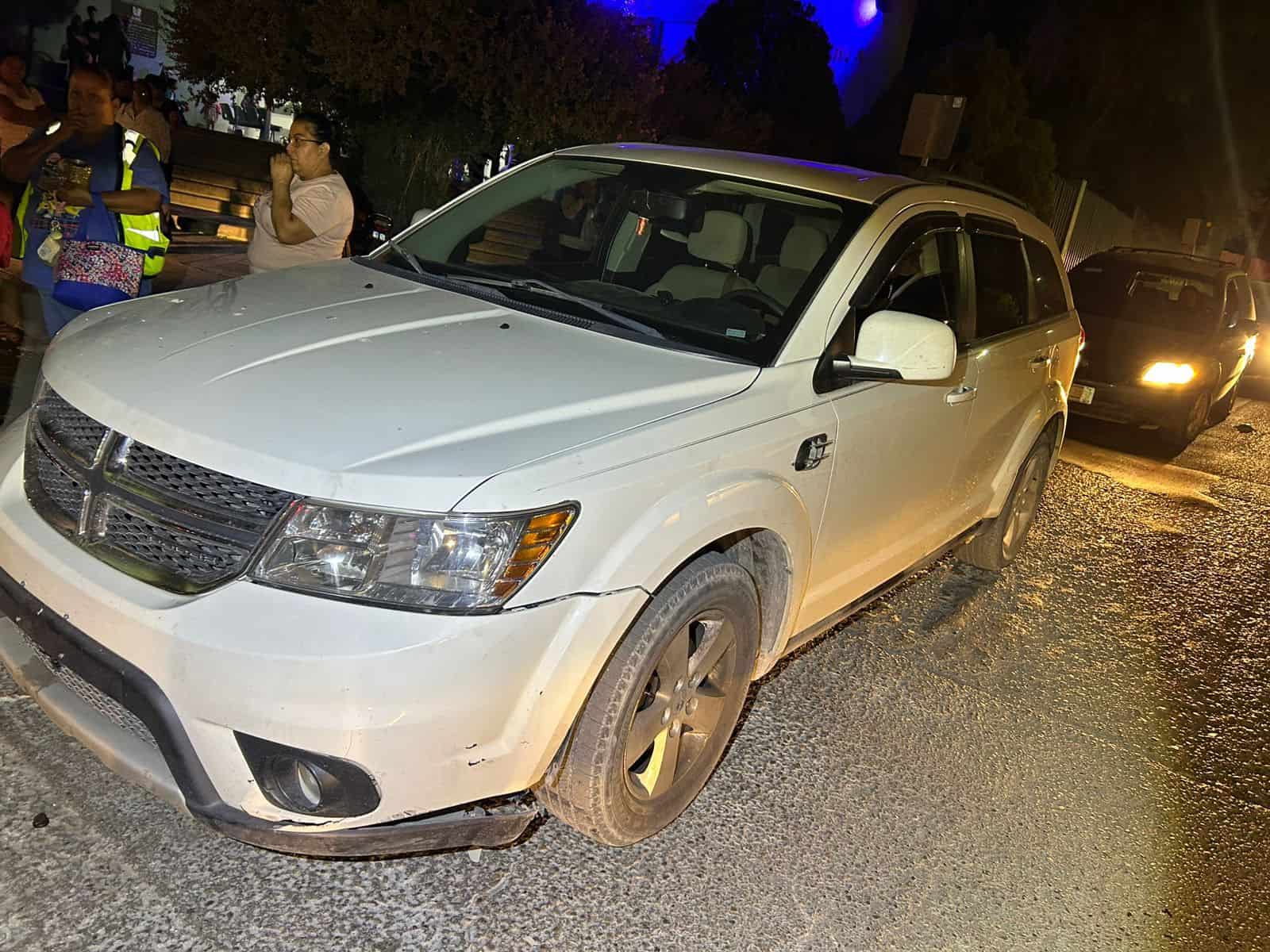 Un auto, una motocicleta y una camioneta se vieron involucrados en un accidente en la colonia Infonavit; no hubo personas lesionadas.