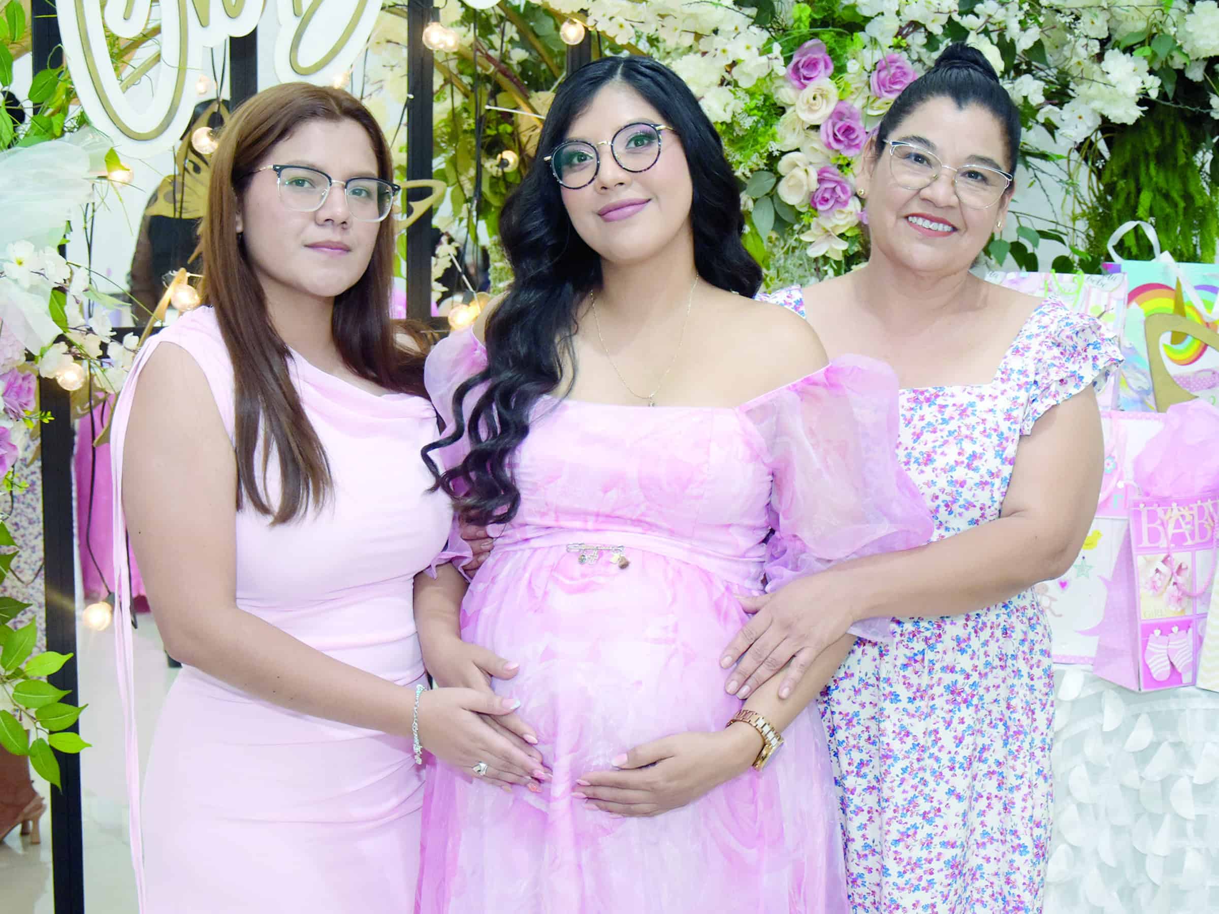 Familia de Karen Reyes agasaja a Emilia en cálido baby shower
