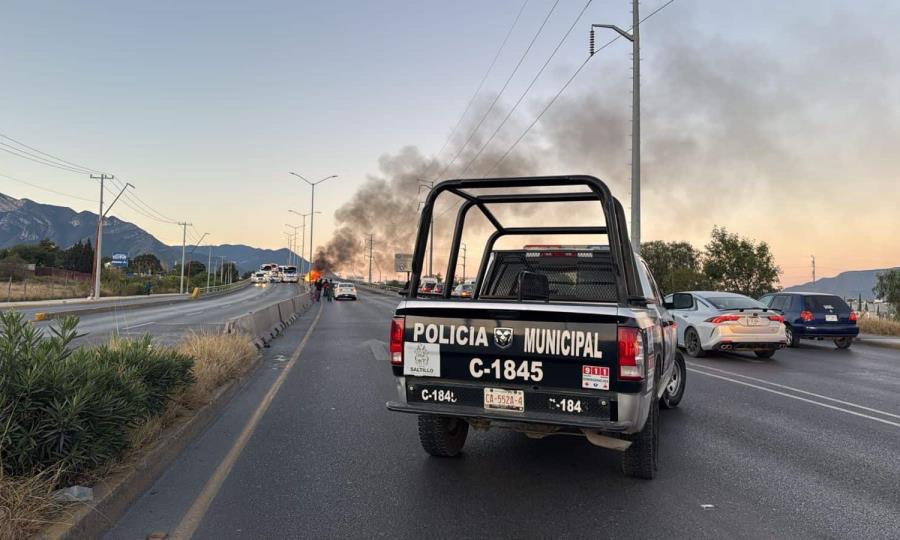 Vehículo se incendia tras volcar en bulevar Emilio Arizpe