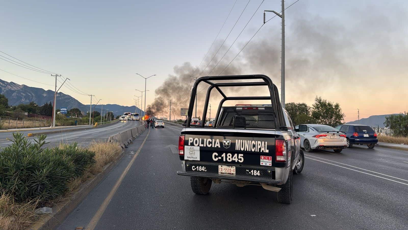 Vehículo se incendia tras volcar en bulevar Emilio Arizpe