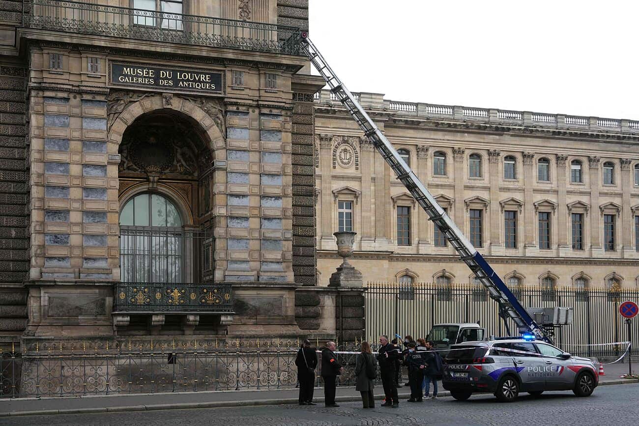 Robo de joyas en el Museo del Louvre conmociona a París