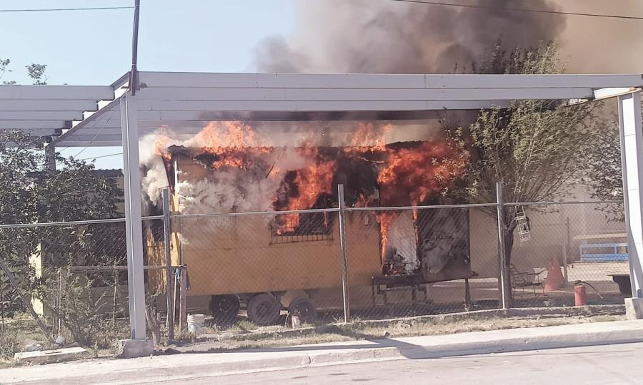 Arde puesto de comida