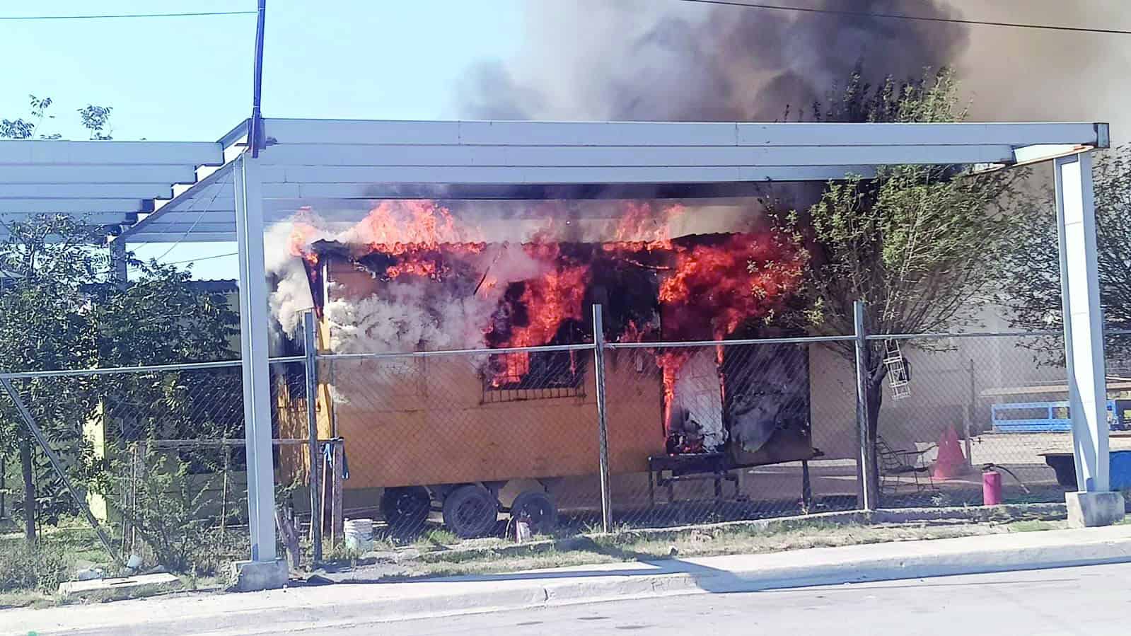 Arde puesto de comida