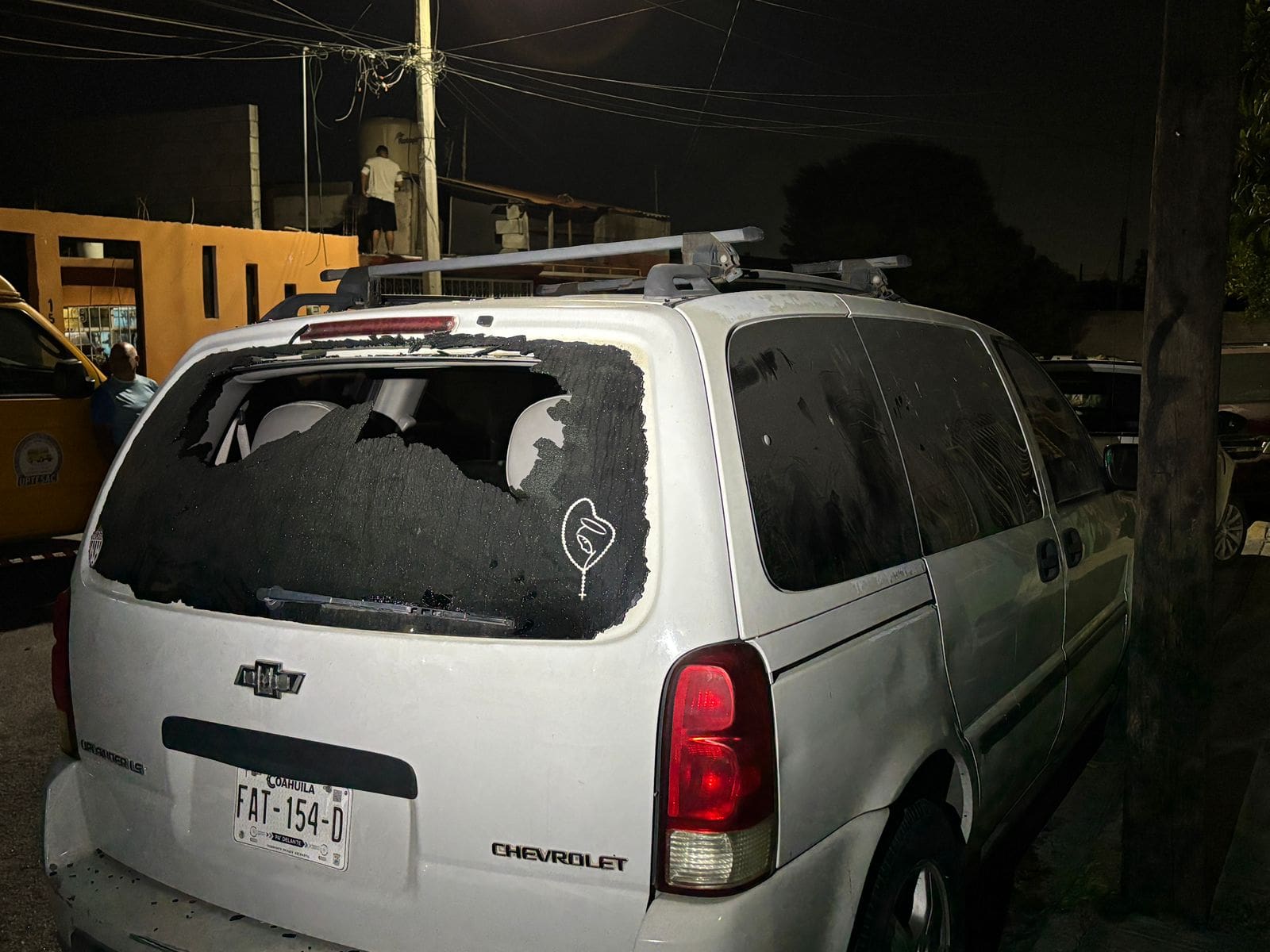 10 detenidos y autos dañados en riña campal