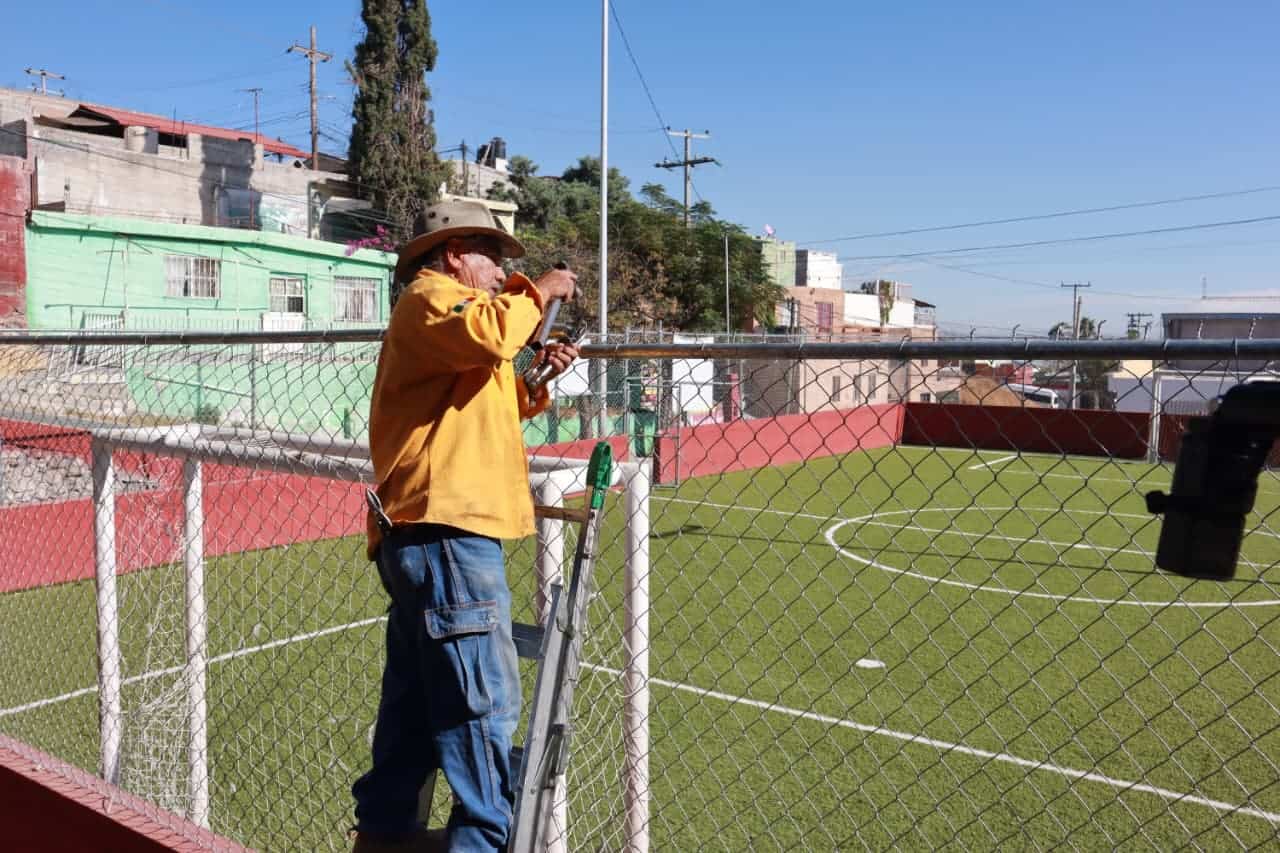 Dan mantenimiento a canchas en Saltillo