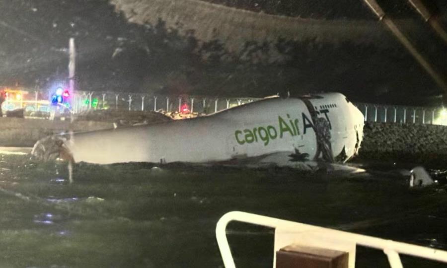 Colisión fatal en Hong Kong: Avión de carga impacta contra vehículo en pista norte