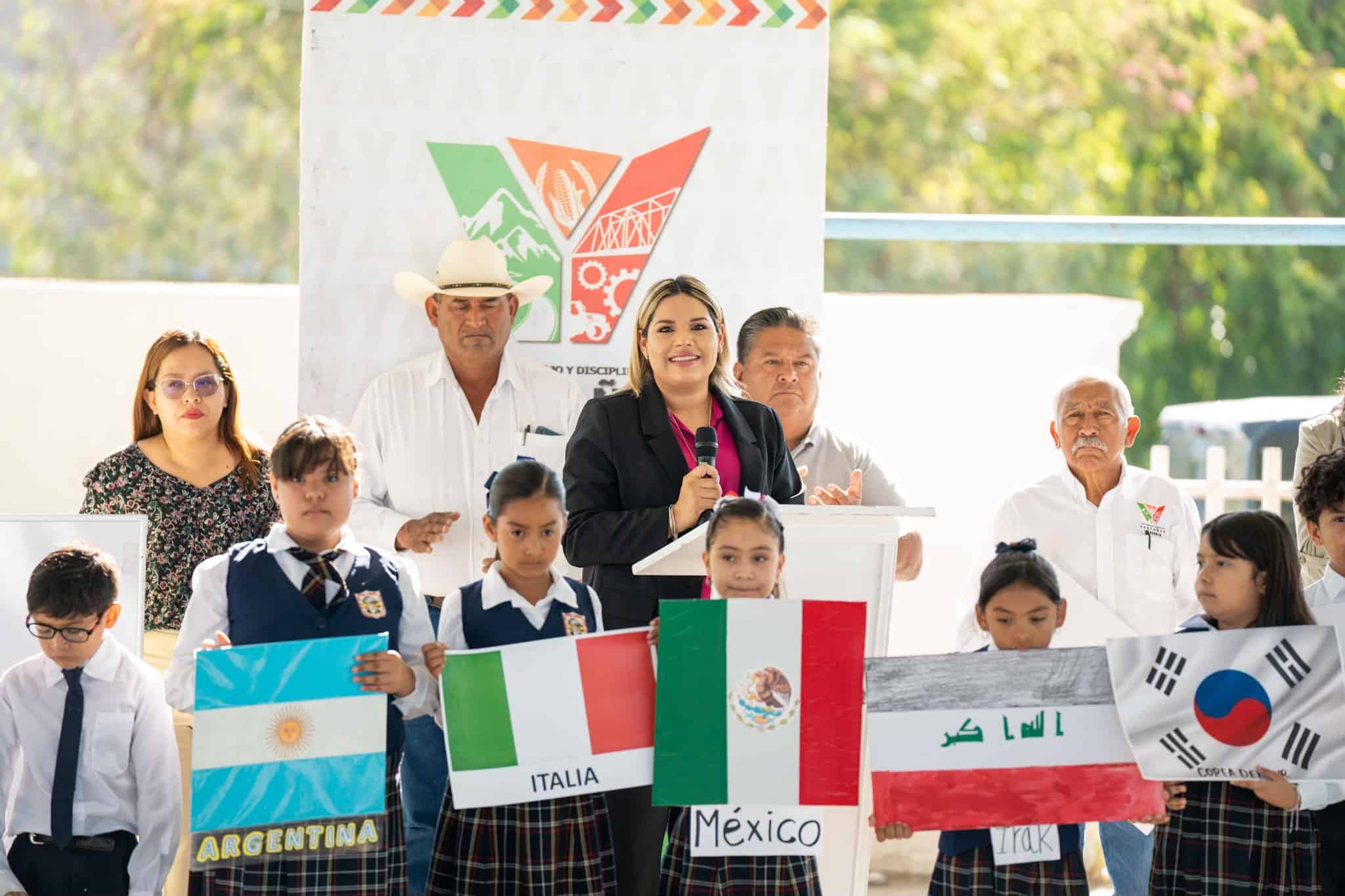 Alcaldesa Yesica Sifuentes Zamora lidera ceremonia cívica en Escuela Primaria Rafael Ramírez Castañeda